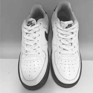 🔥 Nike Air Force 1 Low sneakers in a white and black colorway🔥